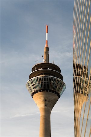 Bâtiment moderne et la tour du Rhin, Düsseldorf, Rhénanie du Nord-Westphalie, Allemagne Photographie de stock - Rights-Managed, Code: 700-02346014