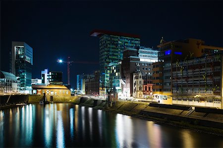 simsearch:862-08273191,k - Rhine River and City at Night, Dusseldorf, North Rhine- Westfalia, Germany Foto de stock - Direito Controlado, Número: 700-02346016