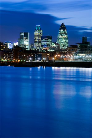 The Mary Axe Building and Tower 42 at Dusk, The Thames River in the Foreground, London, England Foto de stock - Direito Controlado, Número: 700-02346410