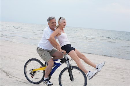 simsearch:700-01173379,k - Couple vélo à cheval sur la plage, Elmvale, Ontario, Canada Photographie de stock - Rights-Managed, Code: 700-02346558