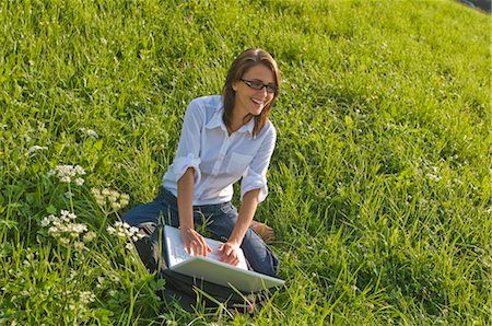 Woman in Meadow with Laptop Computer, Salzburg, Salzburger Land, Austria Foto de stock - Con derechos protegidos, Código: 700-02347529