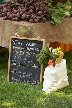 Signe de tableau, betteraves et sac d'épicerie au marché fermier Photographie de stock - Rights-Managed, Code: 700-02347758