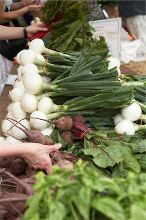 Menschen, die Prüfung von Gemüse zum Bauernmarkt Stockbilder - Lizenzpflichtiges, Bildnummer: 700-02347765