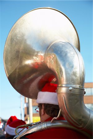 Tuba Player in Santa Claus Parade Foto de stock - Con derechos protegidos, Código: 700-02347788
