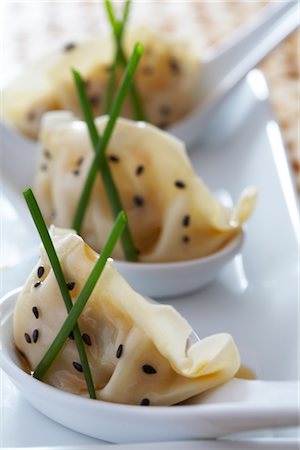 Dumplings chinois avec graines de sésame grillées, Sauce soja et ciboulette Photographie de stock - Rights-Managed, Code: 700-02347866