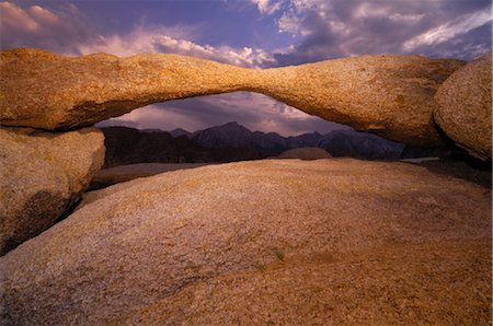 formação de arenito - Sandstone Arch Framing Mount Whitney, Lone Pine, Owens Valley, Alabama Hills, Sierra Nevada Mountains, California, USA Foto de stock - Direito Controlado, Número: 700-02347917