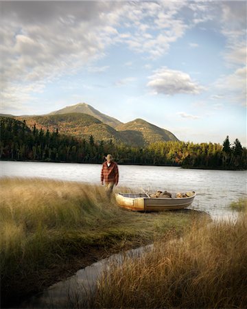 Man With Rowboat on Shores of Connery Pond, Lake Placid, Adirondack Mountains, New York, USA Foto de stock - Direito Controlado, Número: 700-02348005