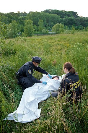 Agents de police avec le corps de la femme dans le domaine, Toronto, Ontario, Canada Photographie de stock - Rights-Managed, Code: 700-02348167