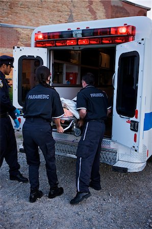 simsearch:400-04026515,k - Agent de police et les ambulanciers paramédicaux, chargement des corps dans l'Ambulance, Toronto, Ontario, Canada Photographie de stock - Rights-Managed, Code: 700-02348174