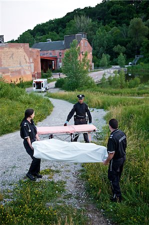 dead body blue image online - Agent de police et les ambulanciers paramédicaux prenant corps d'Ambulance, Toronto, Ontario, Canada Photographie de stock - Rights-Managed, Code: 700-02348171