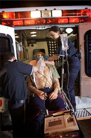 paramedic - Paramedics loading Injured Man into Ambulance, Toronto, Ontario, Canada Foto de stock - Con derechos protegidos, Código: 700-02348184