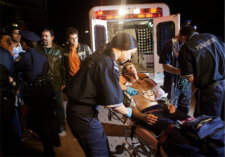 Personnel paramédical avec un homme blessé par Ambulance et la foule, Toronto, Ontario, Canada Photographie de stock - Rights-Managed, Code: 700-02348182