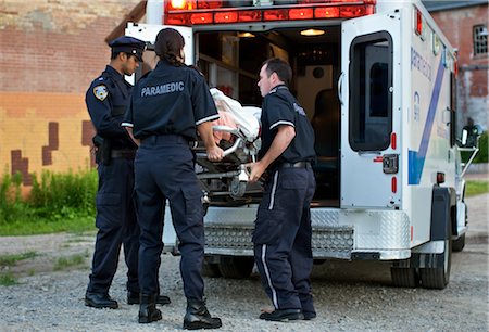 emergency vehicle - Agent de police et les ambulanciers paramédicaux, chargement des corps dans l'Ambulance, Toronto, Ontario, Canada Photographie de stock - Rights-Managed, Code: 700-02348208