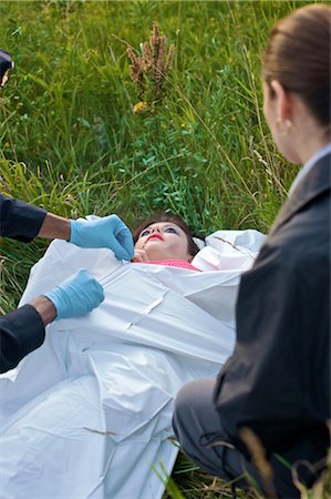 dead body blue image online - Agents de police avec le corps de la femme dans le domaine, Toronto, Ontario, Canada Photographie de stock - Rights-Managed, Code: 700-02348202