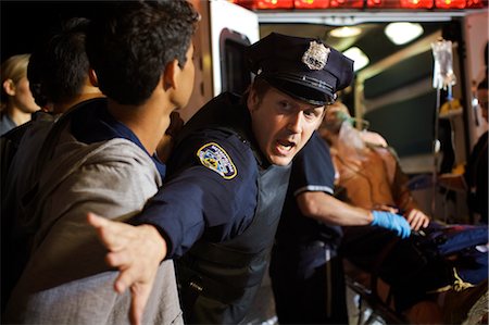 simsearch:700-02348183,k - Police Guarding Ambulance at Accident Scene, Toronto, Ontario, Canada Fotografie stock - Rights-Managed, Codice: 700-02348239