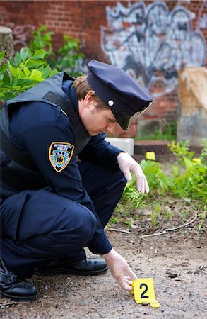 Police Officer by Evidence on Crime Scene, Toronto, Ontario, Canada Foto de stock - Con derechos protegidos, Código: 700-02348254