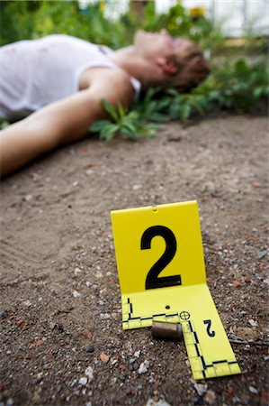 Evidence Marker and Dead Body at Crime Scene Foto de stock - Con derechos protegidos, Código: 700-02348257