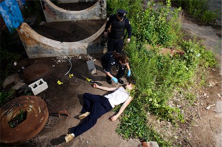 Police Officer and Paramedic with Corpse on Crime Scene, Toronto, Ontario, Canada Foto de stock - Con derechos protegidos, Código: 700-02348266