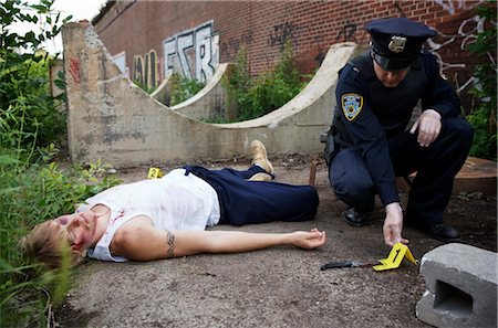 Police Officer by Evidence and Corpse on Crime Scene, Toronto Foto de stock - Con derechos protegidos, Código: 700-02348260
