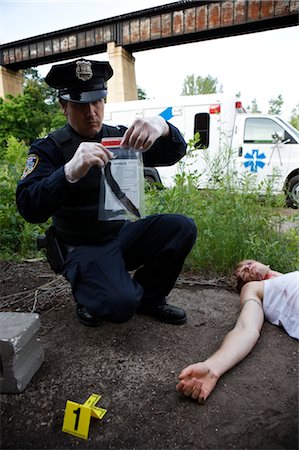 Officier de police avec les preuves et le cadavre sur les lieux du Crime, Toronto, Ontario, Canada Photographie de stock - Rights-Managed, Code: 700-02348263