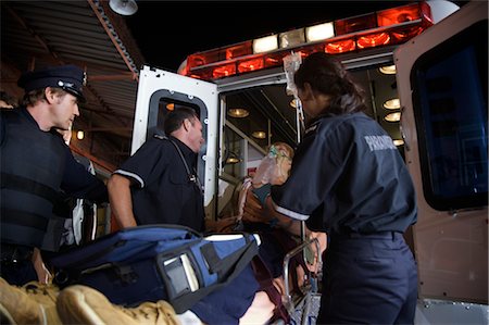 paramedic - Personnel paramédical et la Police de chargement blessé dans une Ambulance, Toronto, Ontario, Canada Photographie de stock - Rights-Managed, Code: 700-02348285