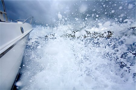 Bateau à moteur éclaboussant les vagues Photographie de stock - Rights-Managed, Code: 700-02348583