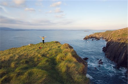 euphorie - Frau, stehend auf einer Klippe, von der Keltischen See, Cape Clear Island, County Cork, Irland Stockbilder - Lizenzpflichtiges, Bildnummer: 700-02348644