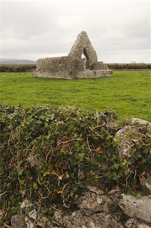 simsearch:700-02348651,k - Überreste der Kirche in Kilmacduagh, County Galway, Irland Stockbilder - Lizenzpflichtiges, Bildnummer: 700-02348650