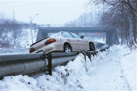 storm canada - Dépanneuse Auto Off Guard Rail de traction sur route glacée, Toronto, Ontario, Canada Photographie de stock - Rights-Managed, Code: 700-02348738