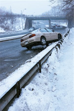 Dépanneuse Auto Off Guard Rail de traction sur route glacée, Toronto, Ontario, Canada Photographie de stock - Rights-Managed, Code: 700-02348739