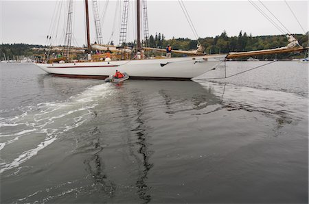 Motorboat by Schooner, Waterfront Park, Eagle Harbor, Winslow, Bainbridge Island, Washington, USA Foto de stock - Direito Controlado, Número: 700-02377294