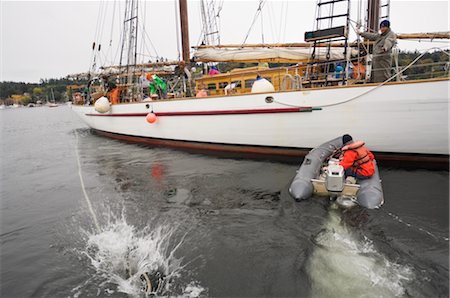 Motorboat by Schooner, Waterfront Park, Eagle Harbor, Winslow, Bainbridge Island, Washington, USA Foto de stock - Direito Controlado, Número: 700-02377292