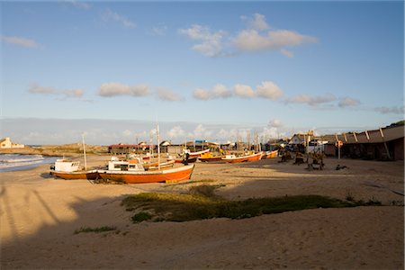 Bateaux de pêche sur le rivage, Punta del Diablo, Uruguay Photographie de stock - Rights-Managed, Code: 700-02377421