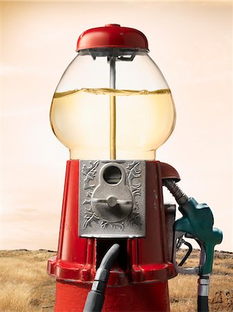 Gasoline-Filled Gumball Machine by Desert Foto de stock - Con derechos protegidos, Código: 700-02377622