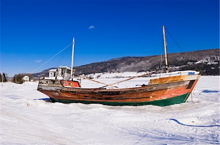 Abandoned Boat Frozen in Ice, Baie Saint Paul, Charelevoix, Quebec, Canada Foto de stock - Direito Controlado, Número: 700-02377878