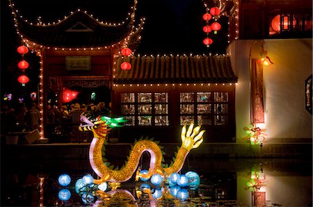 dragón chino - Dragon and Lanterns in Botanical Gardens, Montreal, Canada Foto de stock - Con derechos protegidos, Código: 700-02377930