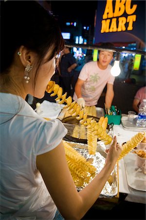 Femme au Food Stall, zone commerçante de Myeong-dong, Seoul, South Korea Photographie de stock - Rights-Managed, Code: 700-02370968