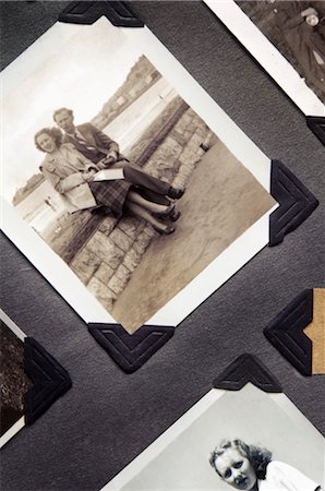 reminiscere - Close-up of Photo Album With Black and White Photos of Couple Fotografie stock - Rights-Managed, Codice: 700-02370982