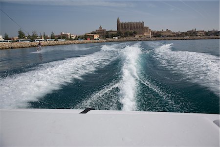 rennboot - Frau Wasserski, Palma De Mallorca-Kathedrale im Hintergrund, Mallorca, Baleares, Spanien Stockbilder - Lizenzpflichtiges, Bildnummer: 700-02371168