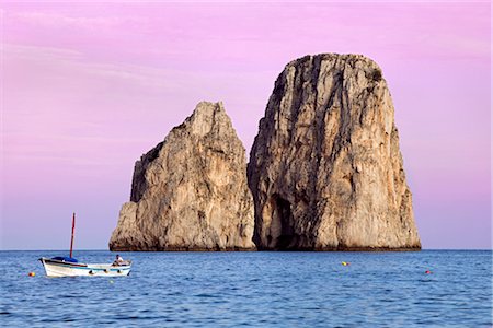 Boot von der Faraglioni-Felsen, Golf von Neapel, Capri, Italien Stockbilder - Lizenzpflichtiges, Bildnummer: 700-02371326