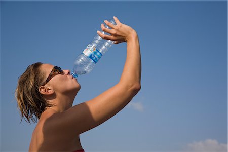 durstig - Woman Drinking Water Foto de stock - Con derechos protegidos, Código: 700-02371328