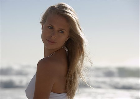par-dessus l'épaule - Femme sur la plage Photographie de stock - Rights-Managed, Code: 700-02371416