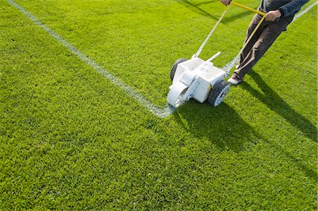 Lignes de peinture homme sur le terrain de Soccer, Salzbourg, Autriche Photographie de stock - Rights-Managed, Code: 700-02371442