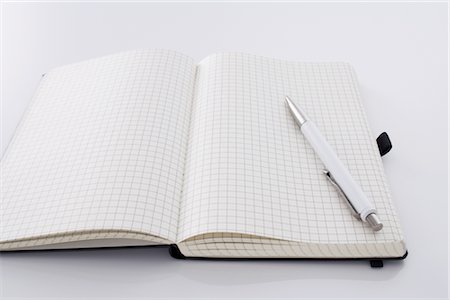 simsearch:700-02371509,k - Stift und Millimeterpapier Notebook Stockbilder - Lizenzpflichtiges, Bildnummer: 700-02371472