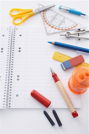 fourniture scolaire - Close-up of Notebook and School Supplies Foto de stock - Con derechos protegidos, Código: 700-02371509