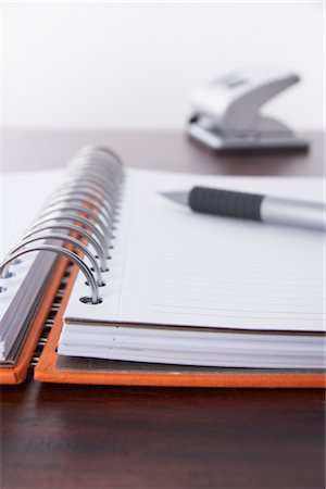 simsearch:700-02371561,k - Close-up of Pen and Day Planner Foto de stock - Con derechos protegidos, Código: 700-02371522