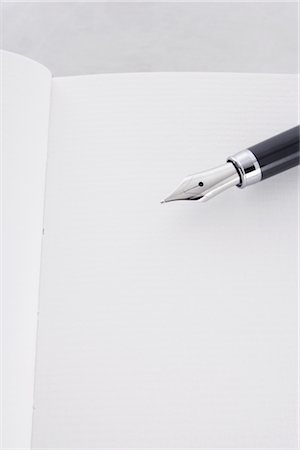 fournitures de bureau - Gros plan du stylo et bloc-notes Photographie de stock - Rights-Managed, Code: 700-02371531