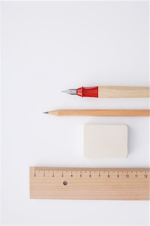 régua - Close-up of Pen, Pencil, Eraser and Ruler Foto de stock - Direito Controlado, Número: 700-02371548