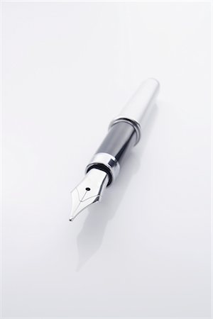 simsearch:700-02371489,k - Close-up of Fountain Pen Foto de stock - Con derechos protegidos, Código: 700-02371554