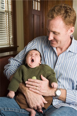 dad holding newborn baby - Père et fils Photographie de stock - Rights-Managed, Code: 700-02386092